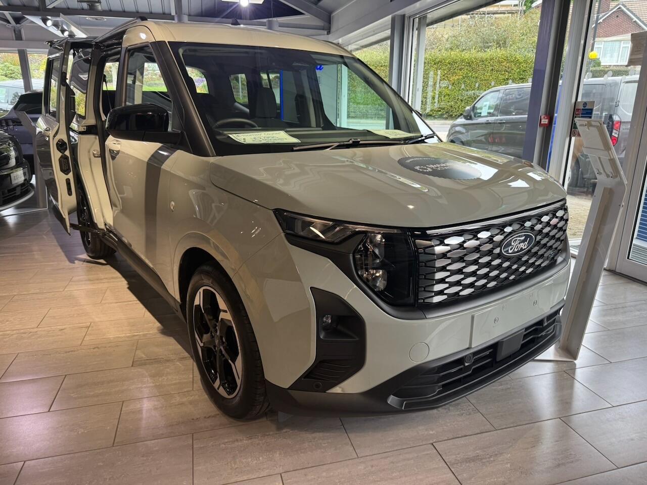 2025 Ford E-Tourneo Courier