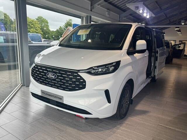 Ford Tourneo Custom 2.0 320 EcoBlue Titanium Minibus Double Cab 5dr Diesel Auto L2 Euro 6 (s/s) (136 ps) Minibus Diesel Frozen White